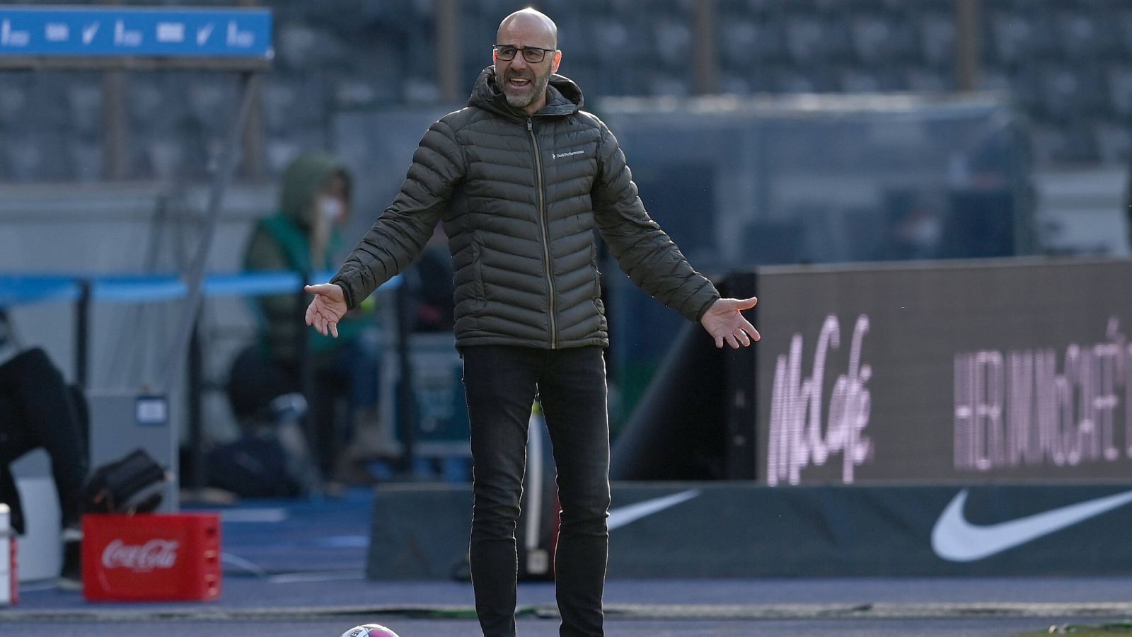 
                <strong>Peter Bosz (vereinslos)</strong><br>
                Peter Bosz wurde im März in Leverkusen entlassen. Der Niederländer steht ebenfalls für spektakulären Offensivfußball, erlebt mit seinen Teams aber nach vielversprechenden Monaten immer unerklärliche Einbrüche - siehe Bayer, siehe zuvor aber auch Borussia Dortmund. Ob er so schnell eine weitere Chance in der Bundesliga bekommt, ist fraglich.
              