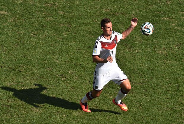 
                <strong>Miroslav Klose</strong><br>
                Bei den vorherigen Weltmeisterschaften war Miroslav Klose unumstrittener Stammspieler, dieses Mal muss er sich öfter mit einer Jokerrolle begnügen. Gegen Argentinien wurde er früh vom Feld genommen. Trotzdem der deutlich torgefährlichere Spieler - Deutschland gewinnt mit 9:3!
              