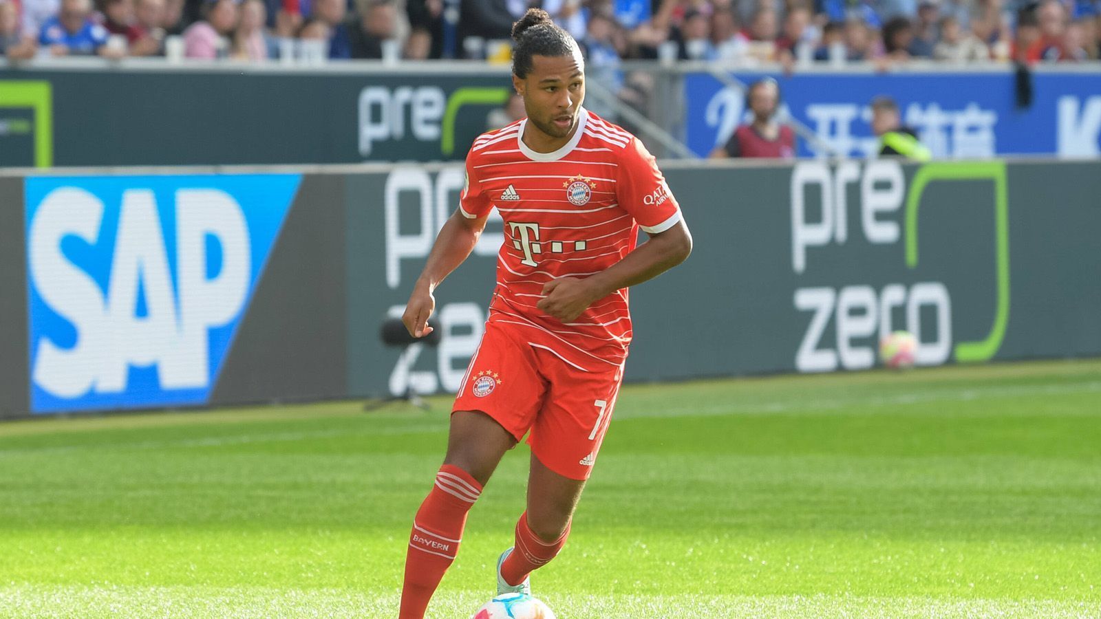 
                <strong>Serge Gnabry (FC Bayern)</strong><br>
                Seine Formkrise, die ihn zwischenzeitlich zum Ersatzspieler beim FC Bayern München werden ließ, hat er weit hinter sich gelassen. In den letzten sechs Bundesligaspielen gelangen ihm sechs Tore und zwei Vorlagen, darunter ein Dreierpack gegen Werder Bremen. In dieser Verfassung kann er ein Schlüsselspieler der deutschen Mannschaft sein.
              