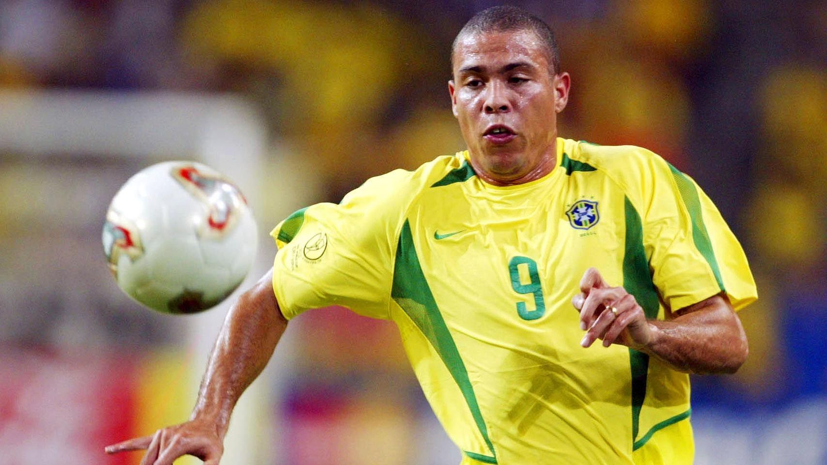 
                <strong>1997: Ronaldo </strong><br>
                &#x2022; Nationalität: Brasilien <br>&#x2022; damaliger Verein: FC Barcelona / Inter Mailand <br>
              