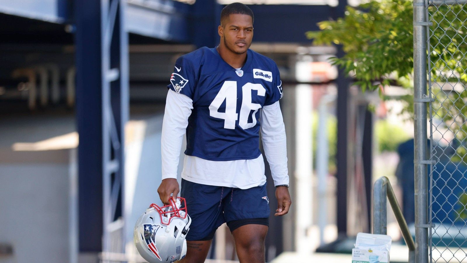 
                <strong>Raekwon McMillan (New England Patriots)</strong><br>
                Es sah alles gut aus für Raekwon McMillan. Im März unterschrieb der Linebacker einen Einjahresvertrag über 1,15 Millionen US-Dollar bei den New England Patriots. Im Training hinterließ er bei Head Coach Bill Belichick sogar einen guten Eindruck. "Ich bin sehr beeindruckt von seiner Intelligenz und seiner Arbeitsmoral. Er ist jeden Tag voll bei der Sache", erklärte der Cheftrainer. Doch bereits jetzt ist die neue Saison für McMillan vorbei. Im Training hat sich der 25-Jährige einen Kreuzbandriss zugezogen, die Patriots haben ihn nun auf die Injured-Reserve-Liste gesetzt. Der Linebacker kam 2017 als Zweitrunden-Draftpick in die NFL und erlitt bereits in seiner Rookie-Saison einen Kreuzbandriss. Vergangene Spielzeit war er für die Las Vegas Raiders aktiv.
              