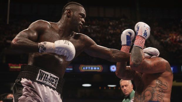 
                <strong>Deontay Wilder vs. Chris Arreola (2016)</strong><br>
                Deontay Wilder vs. Chris Arreola (2016): Weltmeister Wilder verteidigte seinen WBC-Titel im Schwergewicht durch TKO in der achten Runde. Dabei bestritt der "Bronze Bomber" den Großteil des Kampfes mit nur einem Arm, da er sich in der vierten Runde die rechte Hand brach und den Bizeps im rechten Arm riss.
              