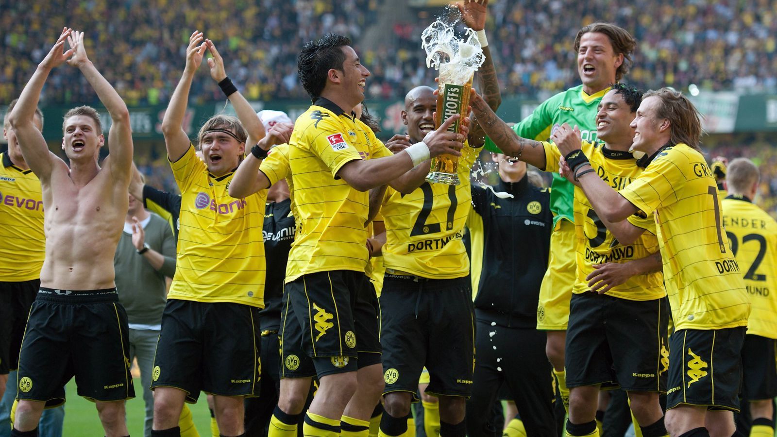 
                <strong>Das wurde aus Dortmunds Meister-Helden von 2011</strong><br>
                Am 30. April 2011 sicherte sich Borussia Dortmund durch einen 2:0-Sieg gegen den 1. FC Nürnberg den vorzeitigen Meistertitel in der Bundesliga-Saison 2010/11. ran.de zeigt, was aus den Stars wurde, die vor genau zehn Jahren den damals sensationellen Erfolg einfahren konnten. 
              