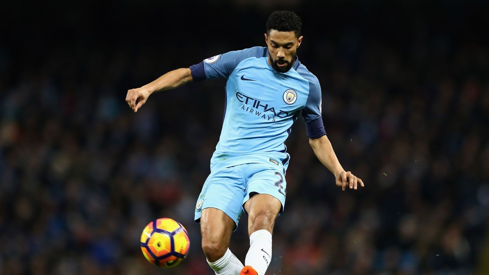 
                <strong>Gael Clichy (34)</strong><br>
                Der französische Abwehrspieler wurde dreimal englischer Meister. Einmal mit dem FC Arsenal, wo er zwischen 2003 und 2011 unter Vertrag stand, und zweimal mit Manchester City (2011-2017). Vor zwei Jahren wechselte der Linksverteidiger ablösefrei zum Erdogan-Klub.
              