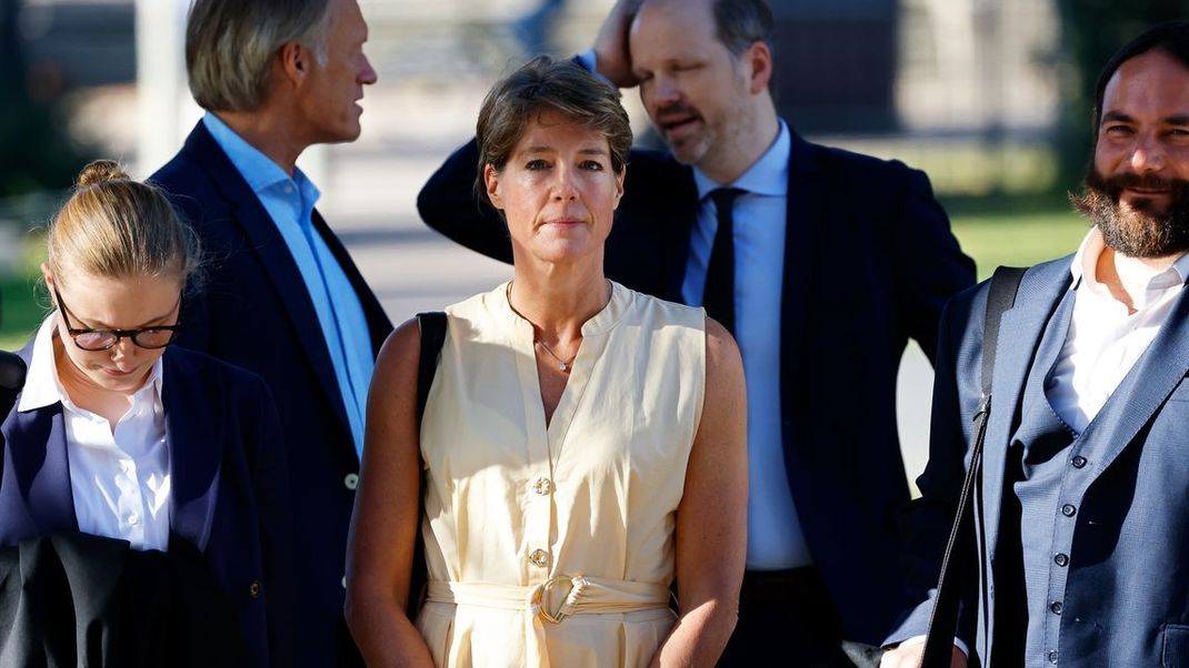 Christina Block (Mitte) mit ihren Anwält:innen und Lebensgefährte Gerhard Delling (2.v.l.) – nun belasten neue Ermittlungen den Fall zusätzlich.