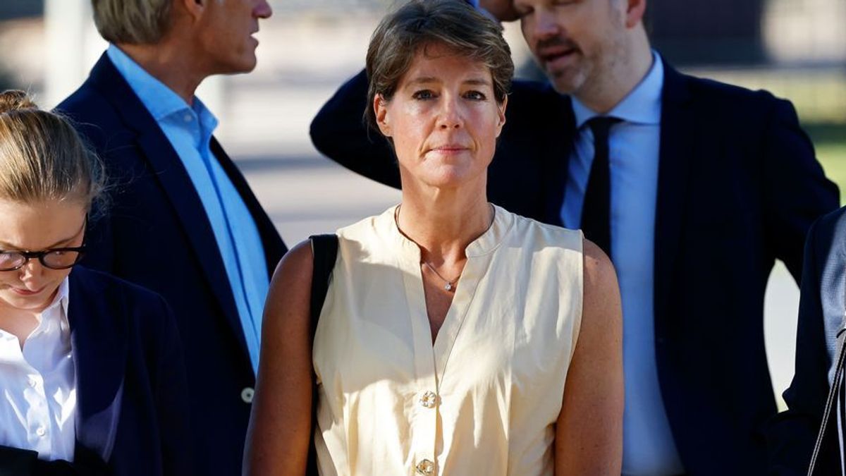 Christina Block (Mitte) mit ihren Anwälten und Lebensgefährte Gerhard Delling im Hamburger Prozess – nun belasten neue Ermittlungen den Fall zusätzlich.