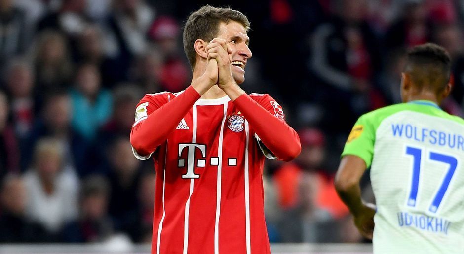 
                <strong>Thomas Müller</strong><br>
                Die Wolfsburger nehmen den Fan-Liebling vor der Pause fast komplett aus dem Spiel, weil sie ihm keinen Platz lassen. Seine Ideen zünden nicht. Immerhin rochiert Müller und stellt die Gäste so vor Aufgaben. So kreiert er auch die Chance für Robben kurz nach Wiederanpfiff. Packt dann auch defensiv zu – per Grätsche trennt er Malli vom Ball. Sein Hackentrick auf Ribery wäre eigentlich einen Treffer wert gewesen. ran-Note: 3
              