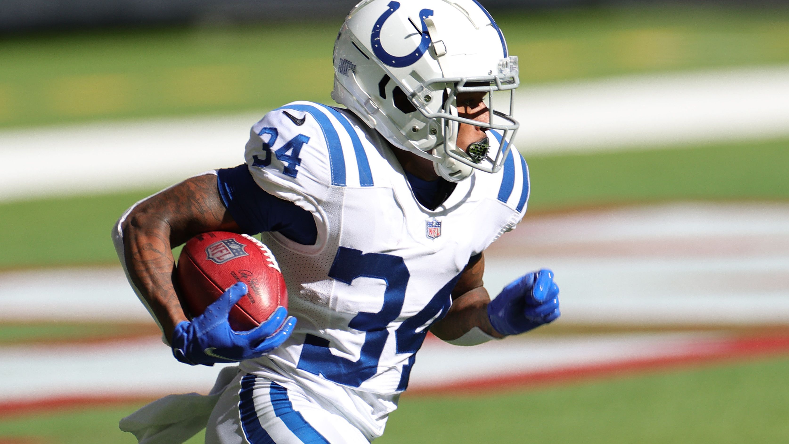 <strong>Isaiah Rodgers (Cornerback, Indianapolis Colts): Ein Jahr</strong><br>Isaiah Rodgers erhielt von der NFL eine Sperre für die komplette 2023er Saison, weil er in der Spielzeit 2022 auf NFL-Spiele gewettet hatte. "Ich werde die volle Verantwortung für meine Taten übernehmen", hatte der damals 25-Jährige auf Twitter geschrieben. Er wolle die Situation wieder gerade rücken.