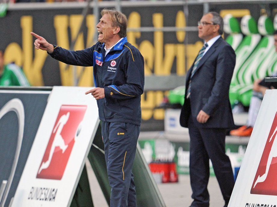 
                <strong>Christoph Daum vs. Felix Magath</strong><br>
                ...und das ist er hier: Felix Magath tritt an der Seitenlinie gegen Daum an. Da treffen zwei echte Trainer-Legenden aufeinander
              