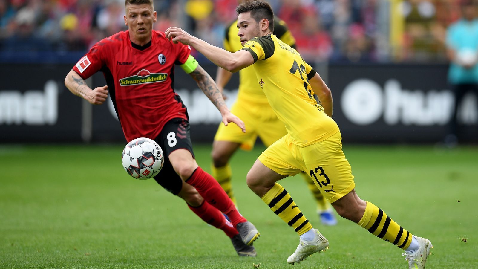 
                <strong>Raphael Guerreiro</strong><br>
                Im Vergleich zum Mainz-Spiel der einzige Wechsel in der Startelf bei den Schwarz-Gelben. Ersetzt Bruun Larsen und rechtfertigt das bereits in der 12. Minute, als er mit Reus und Götze Sanchos 1:0-Führungstreffer mit vorbereitet. Steuert einen weiteren Assist in der 54. Minute bei, als er Reus hervorragend in Szene setzt. Besonders auffällig: Guerreiro ist gefühlt überall zu finden, sowohl rechts hinten als auch in der Sturmspitze. Der hohe Arbeitsaufwand wird jedoch kaum belohnt - bis auf die beiden Vorlagen. In der 71. Minute für Pulisic ausgewechselt. ran-Note: 2
              