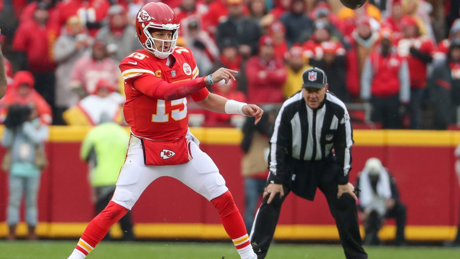 
                <strong>Rekorde</strong><br>
                Beide Spieler sind Männer für die Rekordbücher. Erst 2022 stellte Patrick Mahomes den Rekord für die meisten "Total Yards" eines Spielers auf (5.608), zudem ist sein Passer Rating von 105,7 NFL-Bestwert. Er ist außerdem der Spieler mit den meisten Siegen und Passing Yards in seinen ersten 75 Starts. Burrows Rekorde sind im College zu finden: Die meisten Yards in einer Saison (6.039), die meisten Touchdowns in einer Saison (65) sowie die meisten Touchdown-Pässe in einer Spielzeit. Zwei NFL-Rekorde kann der Mann der Bengals jedoch auch sein Eigen nennen: Mit 68,2 Prozent angekommenen Pässen ist er der genaueste Spielmacher mit mindestens 1.500 Pässen und mit fünf Spielen mit mehr als 400 Passing Yards hat er die meisten eines Spielers in seinen ersten drei Saisons.
              