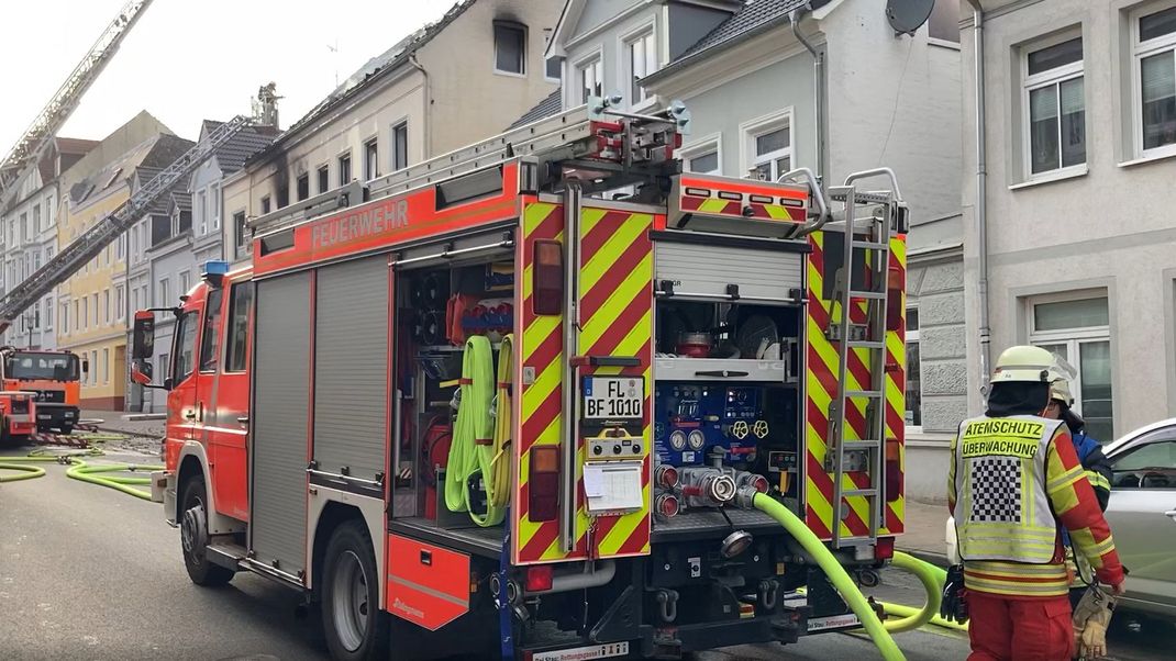 Die Feuerwehr ist bei einem Brand in Flensburg im Einsatz. 