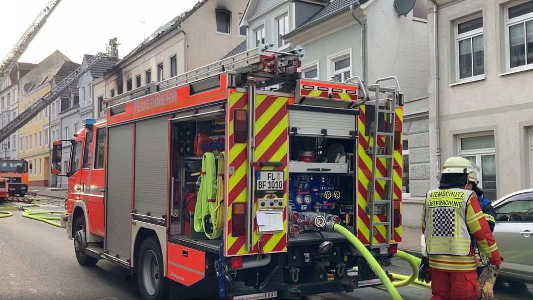 Die Feuerwehr ist bei einem Brand in Flensburg im Einsatz. 