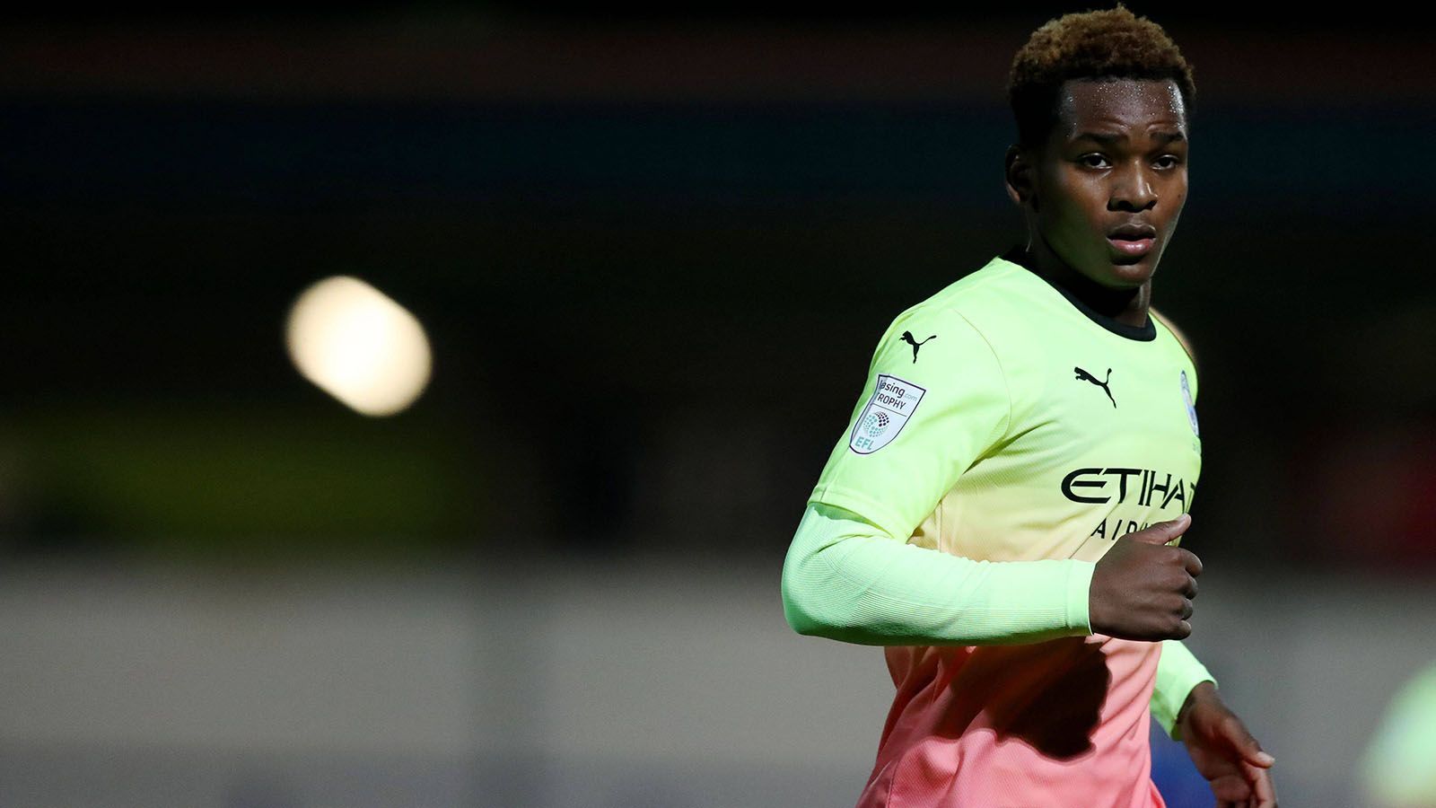 
                <strong>Weitere Talente im Blick</strong><br>
                Die klammen Gladbacher sollen neben "etablierten" Namen aber auch ein paar Talente auf dem Schirm haben. Hierzu zählt unter anderem Jayden Braaf (Foto) von Manchester City. Der Niederländer würde die Offensive verstärken und in der Bundesliga Spielpraxis sammeln können, die er bei den "Skyblues" zurzeit nicht bekommen würde. Eine weitere Verstärkung für die Offensive wäre Wilfried Gnonto. Der 18-Jährige vom FC Zürich spielt häufig als hängende Spitze, könnte auf lange Sicht Lars Stindl ersetzen. Weitere Namen auf der Liste der Gladbacher: Noah Bamba vom FC Brügge (Talent auf der Sechs, mittelfristig ein Ersatz für den abgewanderten Zakaria) und Cedric Zeiger von den Young Boys Bern. Der 23-jährige Innenverteidiger spielte allerdings bisher nur in der heimischen Super League.
              