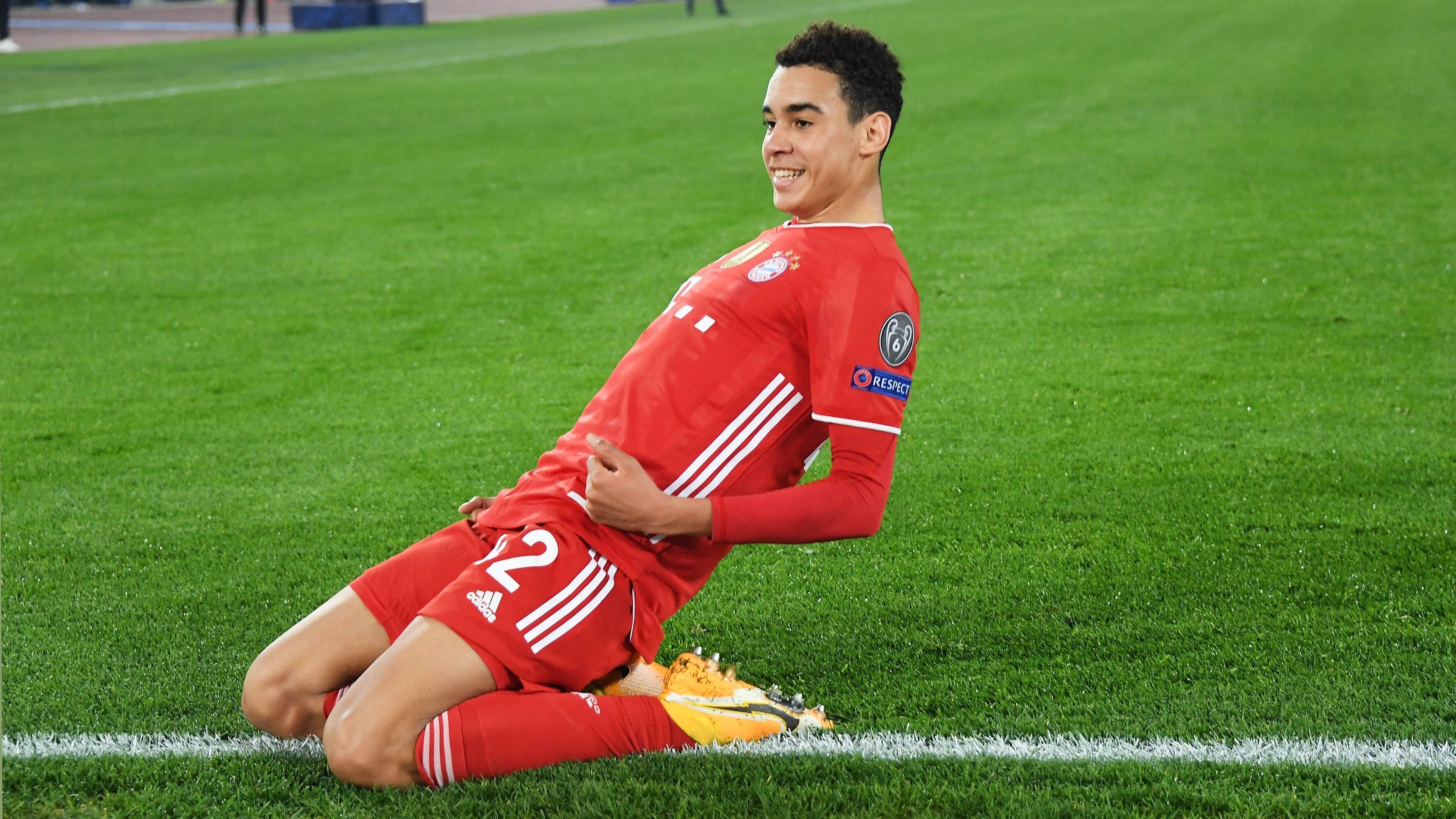 <strong>Der Kosmos von Jamal Musiala</strong><br>
                Auf dem Platz hat Jamal Musiala mit seinem Tor gegen Lazio Rom und Auftritten in der Bundesliga schon bleibenden Eindruck hinterlassen, Joachim Löw ist von den Fähigkeiten des Angreifers so überzeugt, dass er ihn zum DFB-Team lockte. Doch wie tickt das Talent des FC Bayern privat? Wie verlief seine Karriere bislang? Und was passierte ihm im ersten Training mit den Münchner Profis? ran.de stellt den jetzt 18-Jährigen vor.<br><em>Auch interessant: <a target="_blank" data-li-document-ref="478213" href="https://www.ran.de/sports/fc-bayern-muenchen-jamal-musiala-letzte-offensive-der-topklubs-im-winter-478213">FC Bayern: Jamal Musiala vor Transfer zu Manchester City?</a></em>