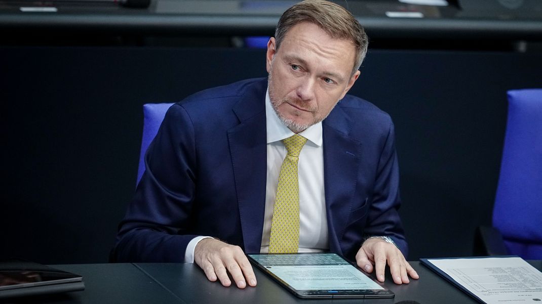 Finanzminister Christian Lindner (FDP) nimmt an der Sitzung des Bundestags teil. Thema ist die erste Lesung des geplanten Nachtragshaushalts für 2023. 