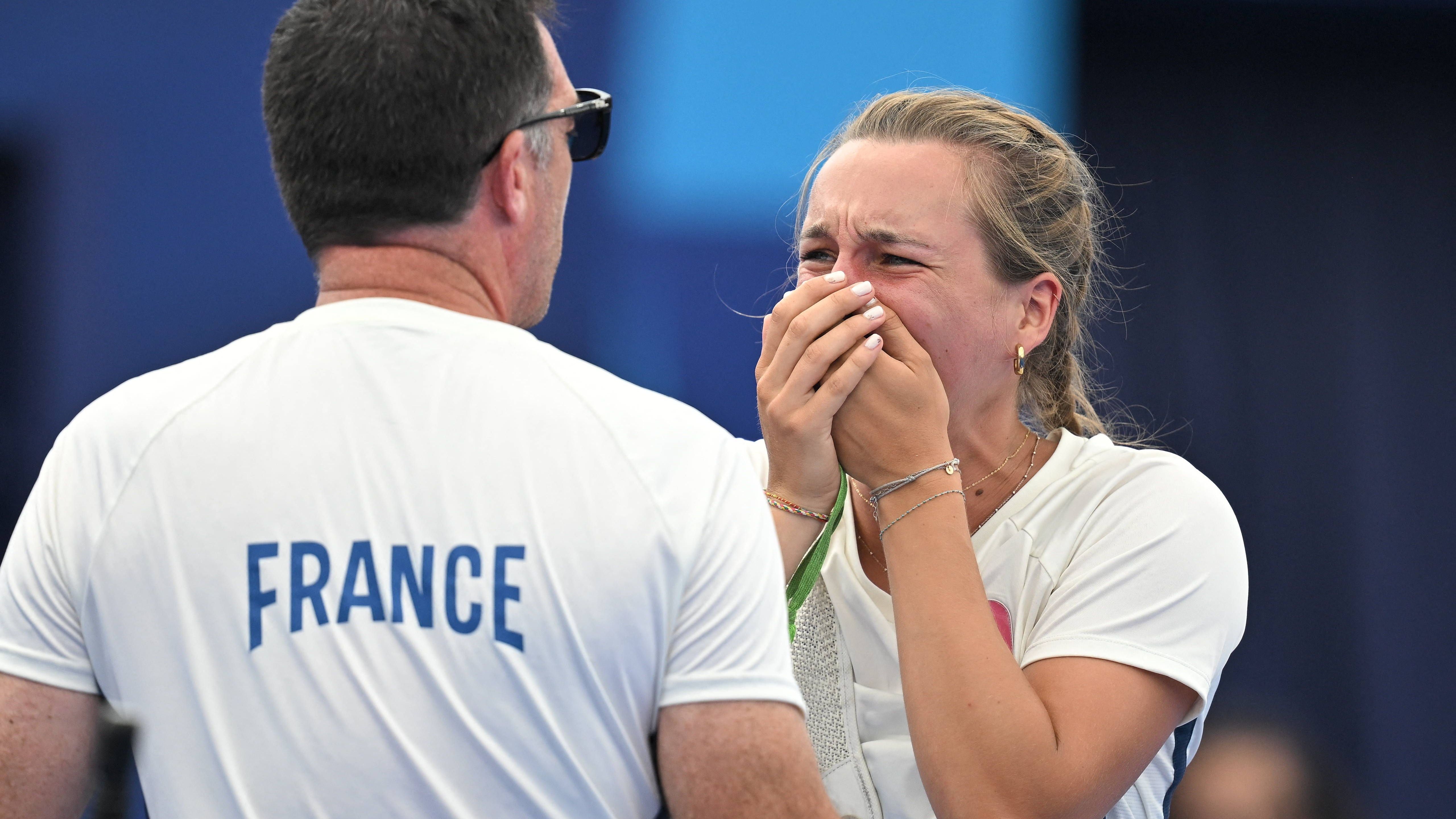 <strong>Olympia 2024: Die besten Bilder des achten Tages</strong><br>Ja, das sind Freudentränen. Lisa Barbelin hat mit dem Team Frankreich Bronze im Bogenschießen gewonnen.&nbsp;