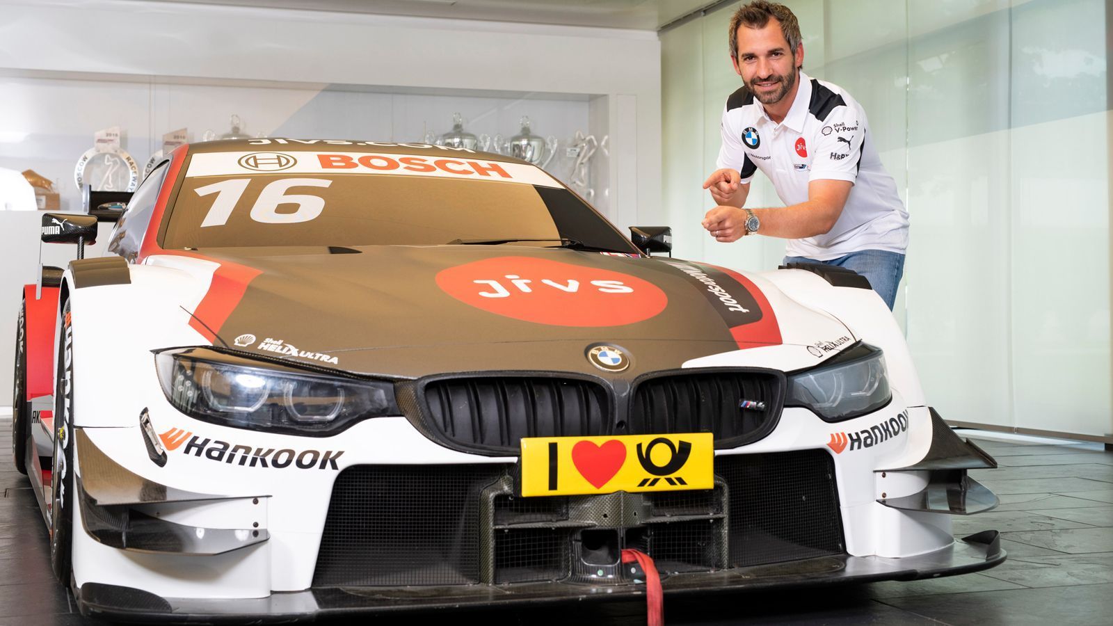 
                <strong>Timo Glock (BMW)</strong><br>
                Die Fans müssen sich umgewöhnen, wenn sie im DTM-Feld nach Timo Glock suchen, denn das markante "Yellow Beast" von Sponsor Deutsche Post ist 2019 nicht mehr vertreten: Die Post hat sich als BMW-Sponsor zurückgezogen. Bedeutet für Glock: Er bekommt eine neue Lackierung. Glock wird in der neuen DTM-Saison am Steuer des JiVS BMW M4 DTM sitzen, dessen dominierende Farben Schwarz, Rot und Weiß sind. Der Hintergrund: Die Schweizer Data Migration Services AG mit Sitz in Kreuzlingen in der Schweiz ist neuer Premium Partner von BMW M Motorsport in der DTM, dabei gibt die firmeneigene Information Management Platform JiVS Glocks Fahrzeug seinen neuen Namen.
              