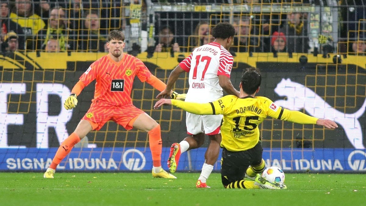 Die entscheidende Szene: Hummels bringt Openda zu Fall
