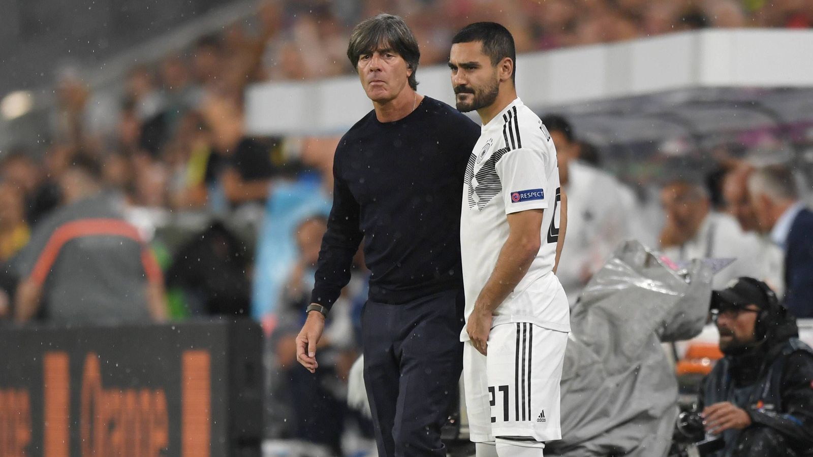 
                <strong>Die Fans haben Gündogan verziehen</strong><br>
                Ja, es gab immer noch vereinzelte Pfiffe bei seiner Einwechslung. Doch der ganz überwiegende Teil des Publikums in der Allianz Arena begrüßte Ilkay Gündogan mit Applaus. Das lässt hoffen, dass die unsägliche Affäre um das gemeinsame Bild mit dem türkischen Präsidenten Erdogan in Vergessenheit gerät und Gündogan wieder befreit aufspielen kann. Nach seiner Einwechslung war deutlich mehr Zug zum Tor der Franzosen im deutschen Spiel.
              