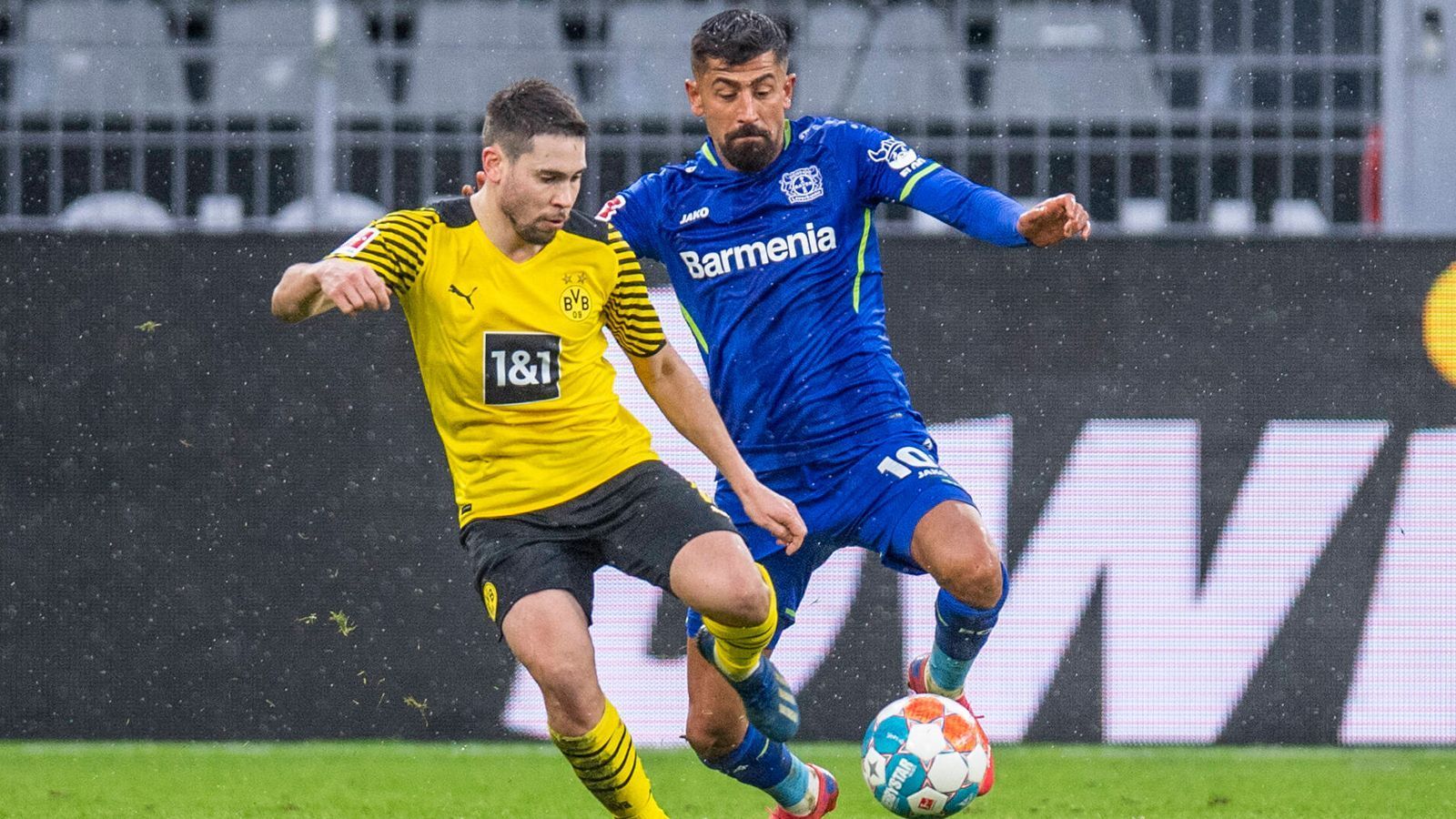 
                <strong>Raphael Guerreiro</strong><br>
                Tritt immer mal wieder mit einem schnellen Vorstoß in Erscheinung, allerdings viel zu selten. Kommt zudem in der Rückwärtsbewegung oft zu spät bei den schnellen Leverkusener Angriffen. ran-Note: 5
              