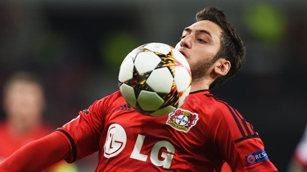 
                <strong>Platz 6: Hakan Calhanoglu</strong><br>
                Platz 6: Hakan Calhanoglu mit einem Wert von 27,5 Millionen Euro. Der Freistoßkünstler ist für seine beeindruckende Technik bekannt. 13 Tore in 47 Spielen erzielte Calhanoglu in der vergangenen Saison für seinen Klub Bayer 04 Leverkusen, bei dem der 21-jährige Türke im offensiven Mittelfeld gesetzt ist.
              