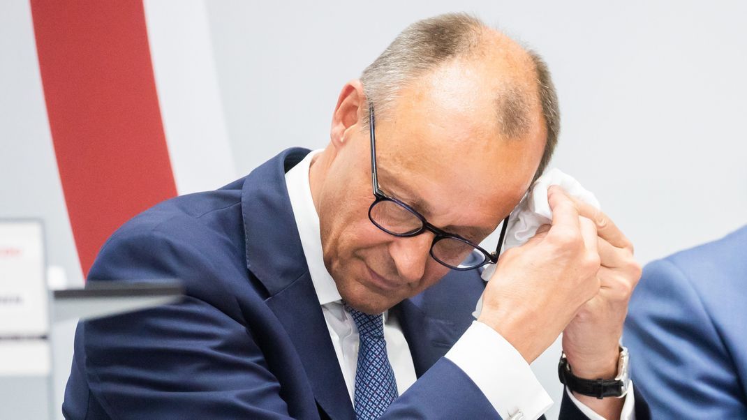 Friedrich Merz wischt sich beim CDU-Bundesausschuss nach seiner Rede den Schweiß von der Stirn. 