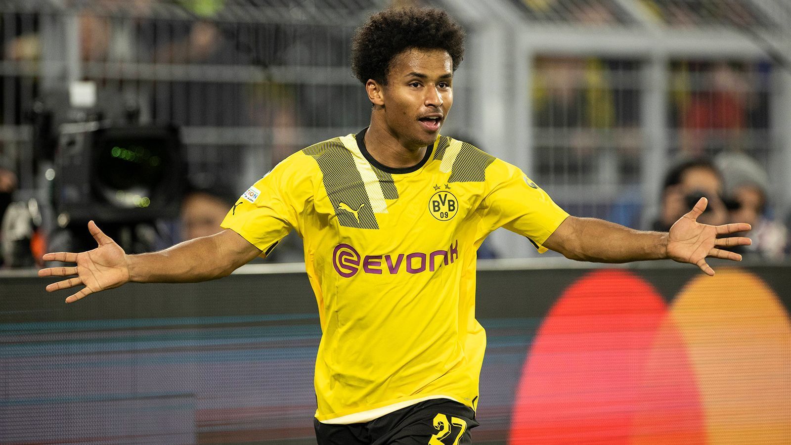 
                <strong>Karim Adeyemi (Borussia Dortmund)</strong><br>
                Auch Karim Adeyemi kehrt gegen Chelsea in die BVB-Startelf zurück und überzeugt wieder einmal durch seine unglaubliche Antrittsschnelligkeit. So holt er einerseits früh Gelb für Gegenspieler Reece James heraus und erzielt in der zweiten Halbzeit auch das 1:0 für den BVB. Nach einer Chelsea-Ecke stürmt Adeyemi los, lässt Enzo Fernandez im Laufduell keine Chance und in weiterer Folge auch noch Kepa ins Leere rutschen. In der 79. Minute endet der Arbeitstag des deutschen Nationalspielers. ran-Note: 2.
              