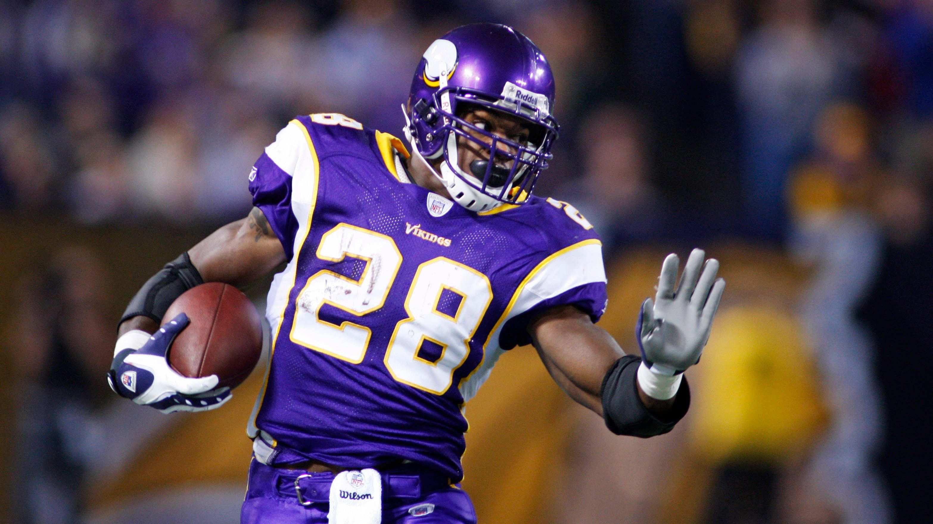 <strong>1. Platz: Adrian Peterson (2007, Minnesota Vikings)</strong><br>Stellte zahlreiche Rookie-Rekorde auf, darunter Rushing Yards in einem Spiel (296) und Rushing Yards in einer Saison (1.341), was ihm die Auszeichnung "Offensive Rookie of the Year" einbrachte.