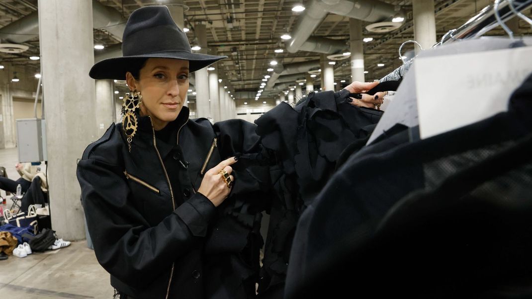 Esther Perbandt ist bekannt dafür, Mode in der Farbe Schwarz zu entwerfen.