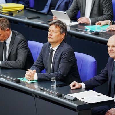 Kanzler Scholz mit den Vizekanzlern Lindner und Habeck im Bundestag