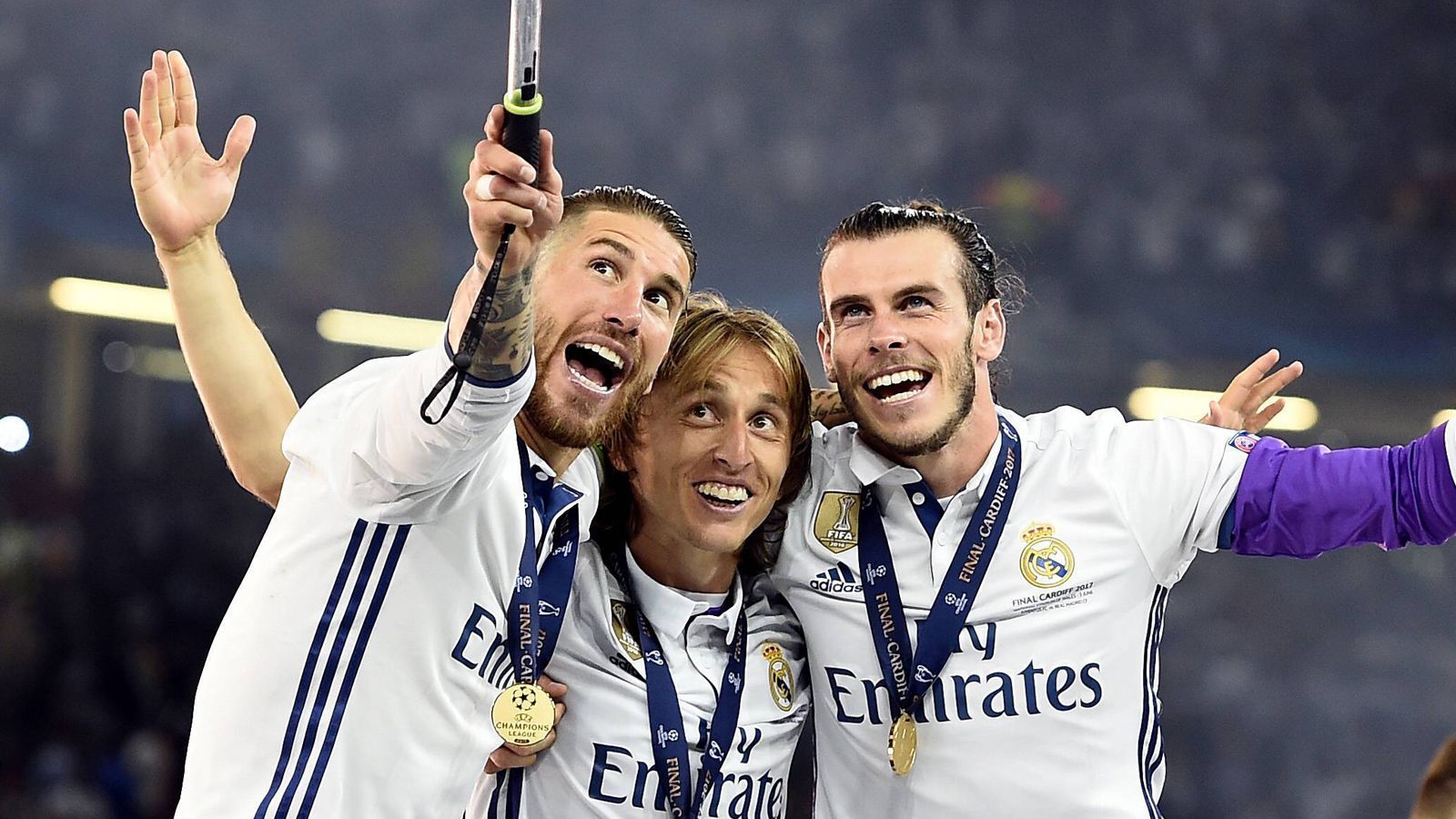 
                <strong>Real-Gehälter: Zoff bei den Königlichen!</strong><br>
                Als Topspieler bei Real Madrid verdient man fraglos auf Topniveau. Doch natürlich herrscht auch unter den Topverdienern mitunter Neid. Bei Real soll es im Hintergrund gären. Denn: Wie "El Mundo" und "El Confidencial" berichten, will Kapitän Sergio Ramos eine satte Gehaltserhöhung, um bestbezahlter Real-Profi zu werden. Das sei im Moment Gareth Bale mit deutlichem Abstand. Präsident Florentino Perez soll den Wunsch des Abwehrchefs aber zurückgewiesen haben. Auch bei Luka Modric soll Frust herrschen, weil er auf einen Wechsel zu Inter Mailand und damit auch auf deutlich mehr Geld verzichtete. ran.de zeigt die Gehaltsliste der Königlichen.
              