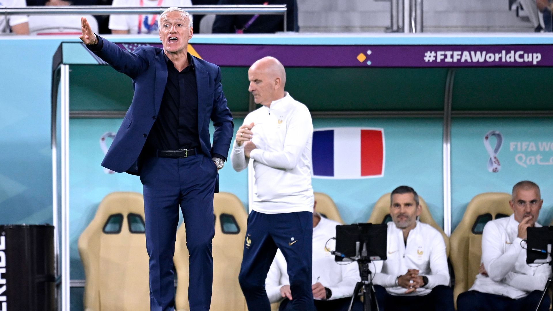 
                <strong>Trainer: Didier Deschamps</strong><br>
                Auch Deschamps musste sich im Sommer Kritik gefallen lassen, nachdem sein Team nur mit Ach und Krach den Abstieg in der Nations League verhindern konnte. Doch der Weltmeister-Coach blieb ruhig und vertraute auf sich und seine Mannschaft. Bislang ging das Konzept auf. Jungen Spielern wie Upamecano verlieh er Selbstvertrauen, indem er ihnen Einsatzgarantien aussprach. Verdiente Akteure wie Griezmann und Giroud blühen unter ihm auch diesmal wieder auf. Und Mbappe sieht man die Freude an, die er hat, ohne nach jedem Spiel die nervigen Fragen zu seinem Verhältnis zu Neymar beantworten zu müssen. Deschamps weiß einfach, wie er das Beste aus seinen Spielern herausholt und sichert sich den Punkt gegen Southgate. Stand: 2:3 Frankreich
              