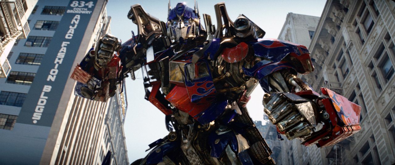 Eigentlich sind sie ja außerirdische Maschinenwesen. Aber die Gang, die sich auf der Erde als Autos tarnt, mauserte sich in der 4-teiligen "Transformers"-Reihe von 2007 bis 2017 zu mega-erfolgreichen Robotern der Filmgeschichte. Ihr Abenteuer basiert auf einer Spielzeug-Reihe. 2018 erhielt Bumblebee noch ein eigenes Prequel.