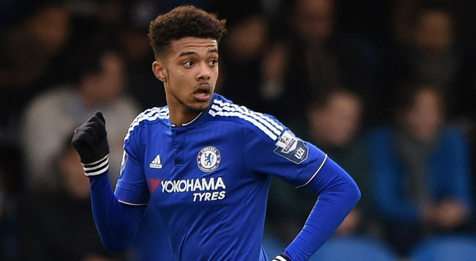 
                <strong>Jake Clarke-Salter</strong><br>
                Jake Clarke-Salter: Der 18-jährige Innenverteidiger spielt eine starke Saison. 27-mal lief der Brite in der Abwehr auf, einmal sogar für das Profi Team der "Blues" in der Premier League gegen Aston Villa - dabei stand der Youngster allerdings als Linksverteidiger auf dem Platz. Clarke-Salter verlängerte erst im vergangenen November seinen Vertrag in London bis 2019 und träumt von weiteren Einsätzen in der Premier League.
              