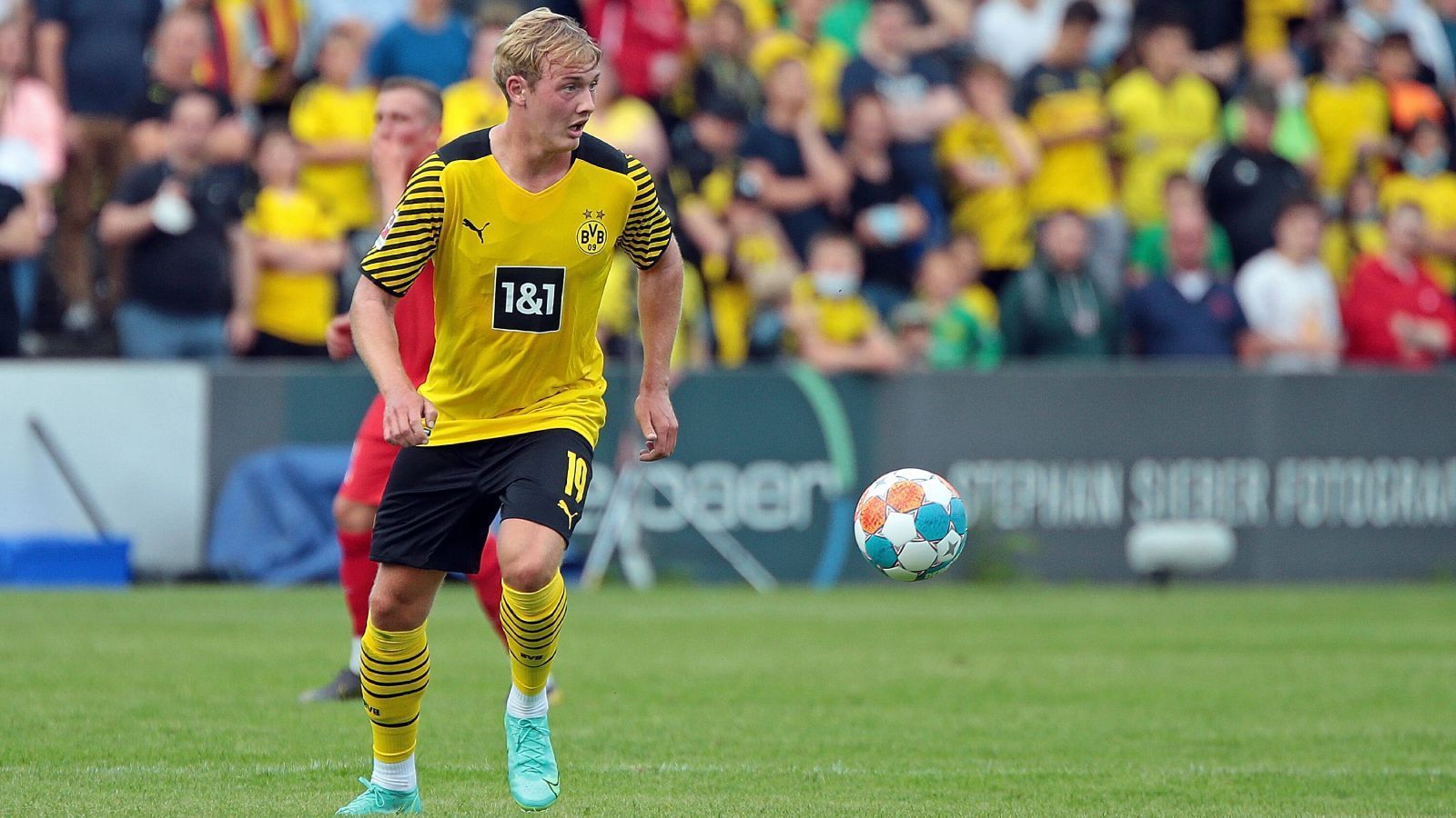 
                <strong>Die Personalie Julian Brandt</strong><br>
                Einer der Verlierer des Aufschwungs von Borussia Dortmund unter Edin Terzic in der vergangenen Saison war Julian Brandt. Der ehemalige, muss man nun sagen, Nationalspieler spielte unter Terzic quasi keine Rolle. Manager Michael Zorc machte zuletzt klar, dass Brandt nicht verkauft wird, die nächste Saison aber die letzte Chance für ihn ist. Marco Rose gelang es bereits in Salzburg und Mönchengladbach die meisten Spieler an ihre Leistungsgrenze zu bringen, so muss er das auch bei Brandt schaffen. Im Sinne von Brandt, Borussia Dortmund und Bundestrainer Hansi Flick.
              