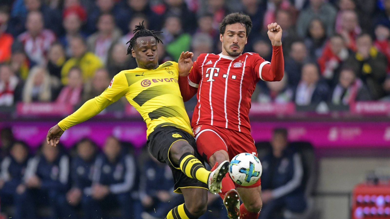 
                <strong>Mats Hummels, Weltmeister 2014</strong><br>
                Bundesliga-Spiele/-Tore: 250/20 für Dortmund, 75/3 für die Bayern. Der gebürtige Münchener (im Bild re.) geht den umgekehrten Weg. Als Teenager debütiert er 2007 für die Bayern, kann sich aber im Starensemble nicht durchsetzen. Von 2008 bis 2016 spielt er achteinhalb für den BVB, wird zum Weltstar und holt zwei Meistertitel und einen Pokalsieg. 2016 zieht es ihn zurück an die Isar, wo er drei weitere Meisterschaften gewinnt. Im Sommer 2019 wechselte er wieder zurück zum BVB.
              