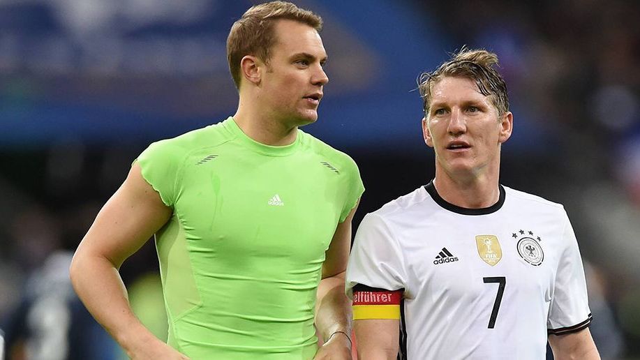 <strong>Die meisten deutschen EM-Einsätze: Bastian Schweinsteiger</strong><br>Die meisten deutschen EM-Einsätze weist Bastian Schweinsteiger (rechts) auf, der 18 mal zum Einsatz kam. Er könnte aber von Thomas Müller und Manuel Neuer (jeweils 15) überholt werden. Neuer hat schon jetzt die meisten EM-Minuten aller DFB-Spieler gesammelt (1380).