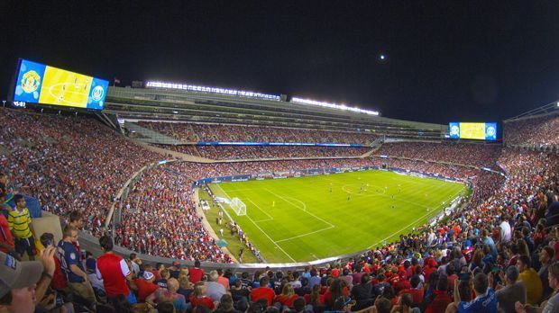 
                <strong>Soldier Field (Chicago)</strong><br>
                Soldier Field (Chicago): Diese Arena ist bekannt als die Heimstätte der Chicago Bears. Die Arena fasst 61.500 Zuschauer. Copa-America-Gastgeber USA wird am 7. Juni in Chicago gegen Costa Rica auflaufen. Auch ein Finalist wird in Chicago später noch ermittelt. Eröffnet wurde das Stadion im Jahr 1924, ehe es 2002 für 365 Millionen US-Dollar renoviert wurde.
              