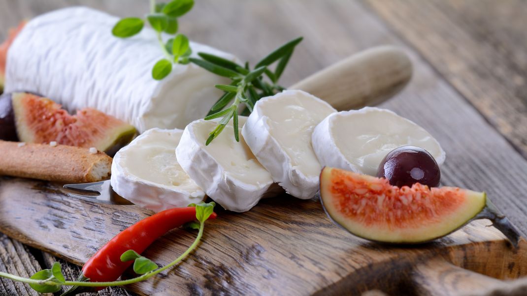 Drei Ziegenkäses-Sorten des französischen Herstellers Gaec des Alpines werden wegen des Verdachts einer Listerien-Kontamination zurückgerufen. (Symbolbild)