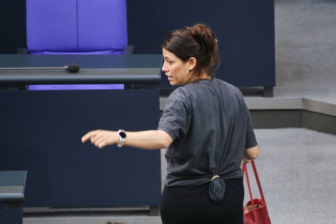 Bekenntnisse auf Kleidungsstücken sind im Bundestag nicht erlaubt - Cansin Köktürk musste den Saal verlassen.