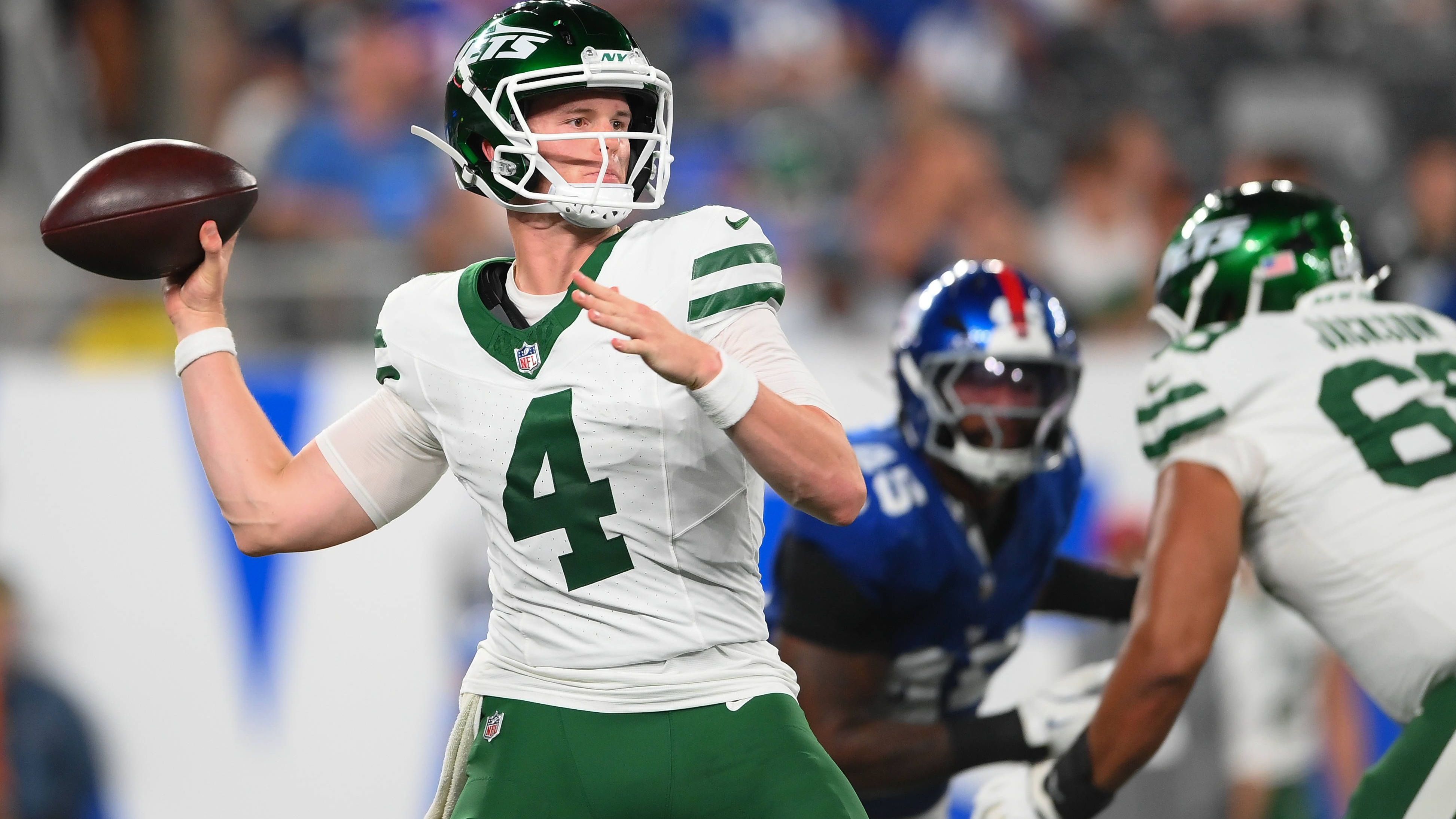 <strong>Brady Cook (New York Jets)</strong><br>Seine Mini-Chance auf einen Platz im 53-Mann-Roster der Jets hat der ungedraftete Quarterback Brady Cook mit seinen reifen Preseason-Auftritten gewahrt. Mit insgesamt 235 Passing Yards, einem Touchdown und einer Interception zeigte der 23-Jährige solide Leistungen. Insbesondere im Vergleich zu seinem Konkurrenten um den Platz als dritter Quarterback, Adrian Martinez, machte Cook den reiferen Eindruck, obwohl er zwei Jahre jünger ist.