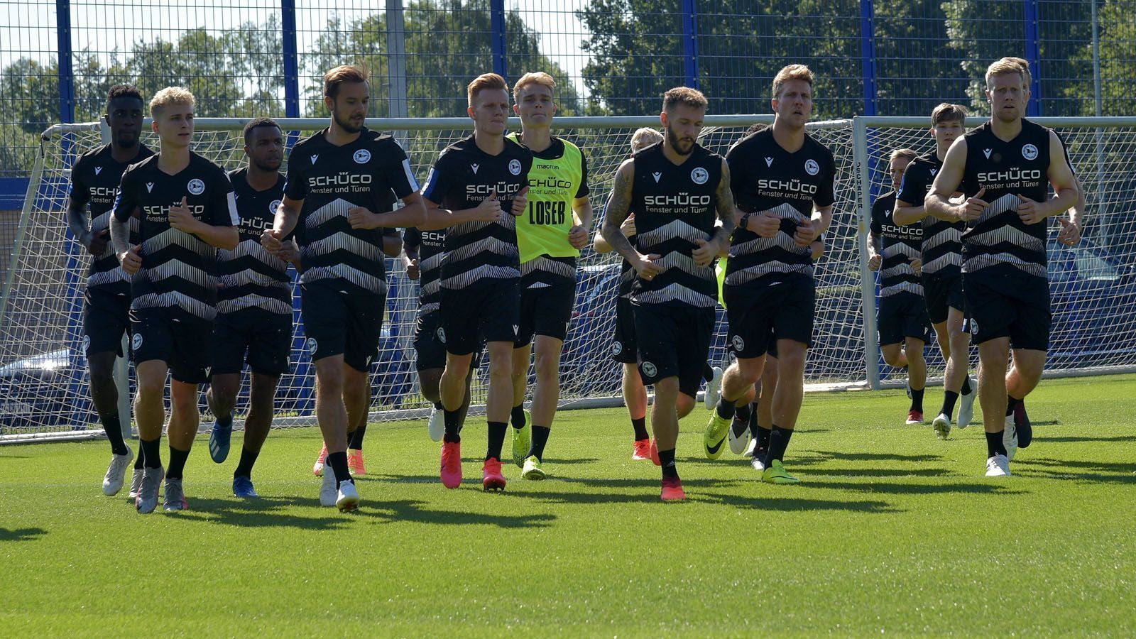 
                <strong>Arminia Bielefeld</strong><br>
                Trainingsstart: 30. Juni -Trainingslager: 16. bis 24. Juli in Scheffau am Wilden Kaiser (Österreich) -Testspiele: Sa., 3. Juli, Arminia Bielefeld - SC Verl 0:3, Sa., 10. Juli, Arminia Bielefeld - Hannover 96 1:0, Fr., 23. Juli, Arminia Bielefeld - VfB Stuttgart 2:5, Sa., 31. Juli, Arminia Bielefeld - Twente Enschede 1:1
              