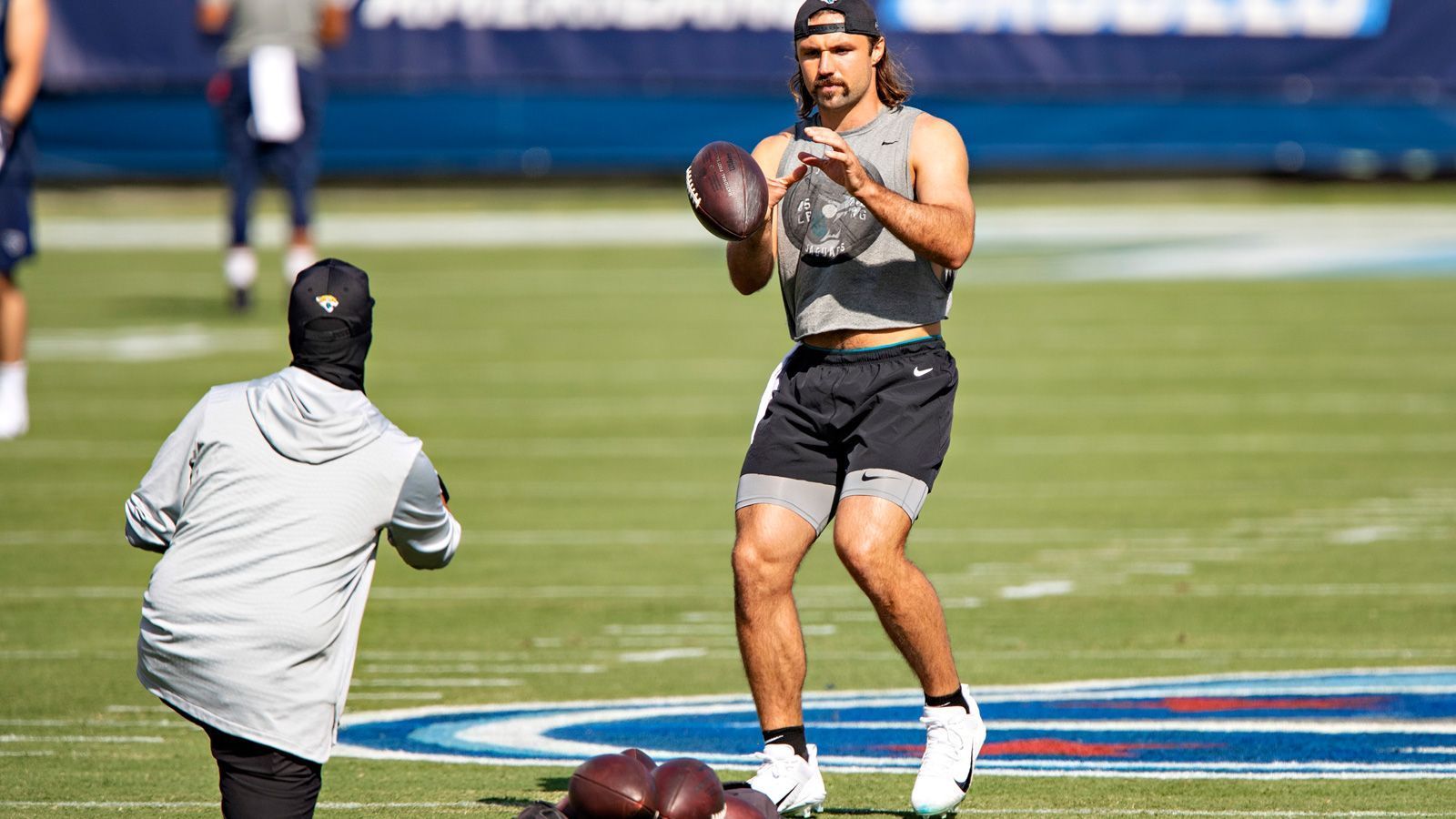 
                <strong>Gewinner: Gardner Minshew</strong><br>
                Ja, die Jacksonville Jaguars haben verloren. Ja, sie stehen bei 1-1. Ja, Minshew hat zwei Interceptions geworfen. Ja, er hat ein schwächeres Passer-Rating als Ryan Tannehill bei der Niederlage. Aber sieht Minshew auf dem Bild nicht einfach sensationell aus? Und die Jax machen so Bock. Der Quarterback steht exemplarisch für die Jaguars. Die machen Laune, zeigen selbst, dass sie Laune beim Spielen haben. Die geben nicht auf, obwohl sie als die absoluten Nieten der NFL vor der Saison bezeichnet wurden. Tanking for Trevor oder Losing for Lawrence - nicht in Jacksonville. Und Minshew verziert das Ganze noch mit seinem bezaubernden Schnörres.
              