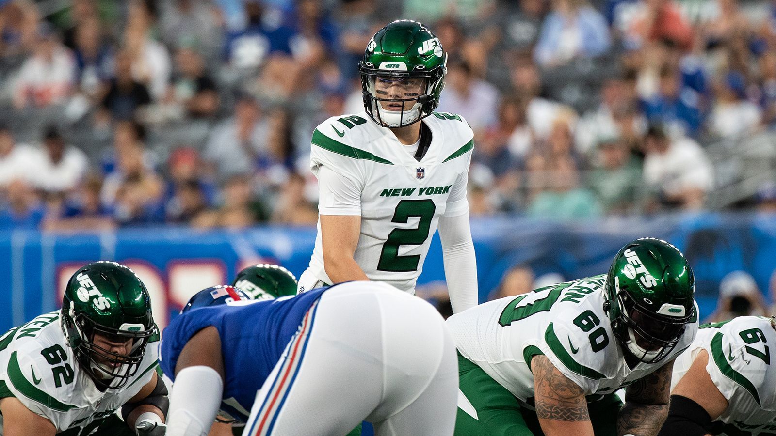
                <strong>Zach Wilson (New York Jets)</strong><br>
                Der Youngster zeigt bei einigen Spielzügen die nötige Ruhe in der Pocket und findet regelmäßig einen offenen Receiver. Mit 2,42 Sekunden von Dropback bis zum Wurf wird er den Ball schnell los. Bei drei Snaps gerät er unter Druck, kassiert dabei keinen Sack und vermeidet Turnover. Besonders seine Chemie mit Wide Receiver Corey Davis scheint zu stimmen. Die Neuverpflichtung wird von Wilson vier Mal gesucht, zwei der Pässe fängt er.
              