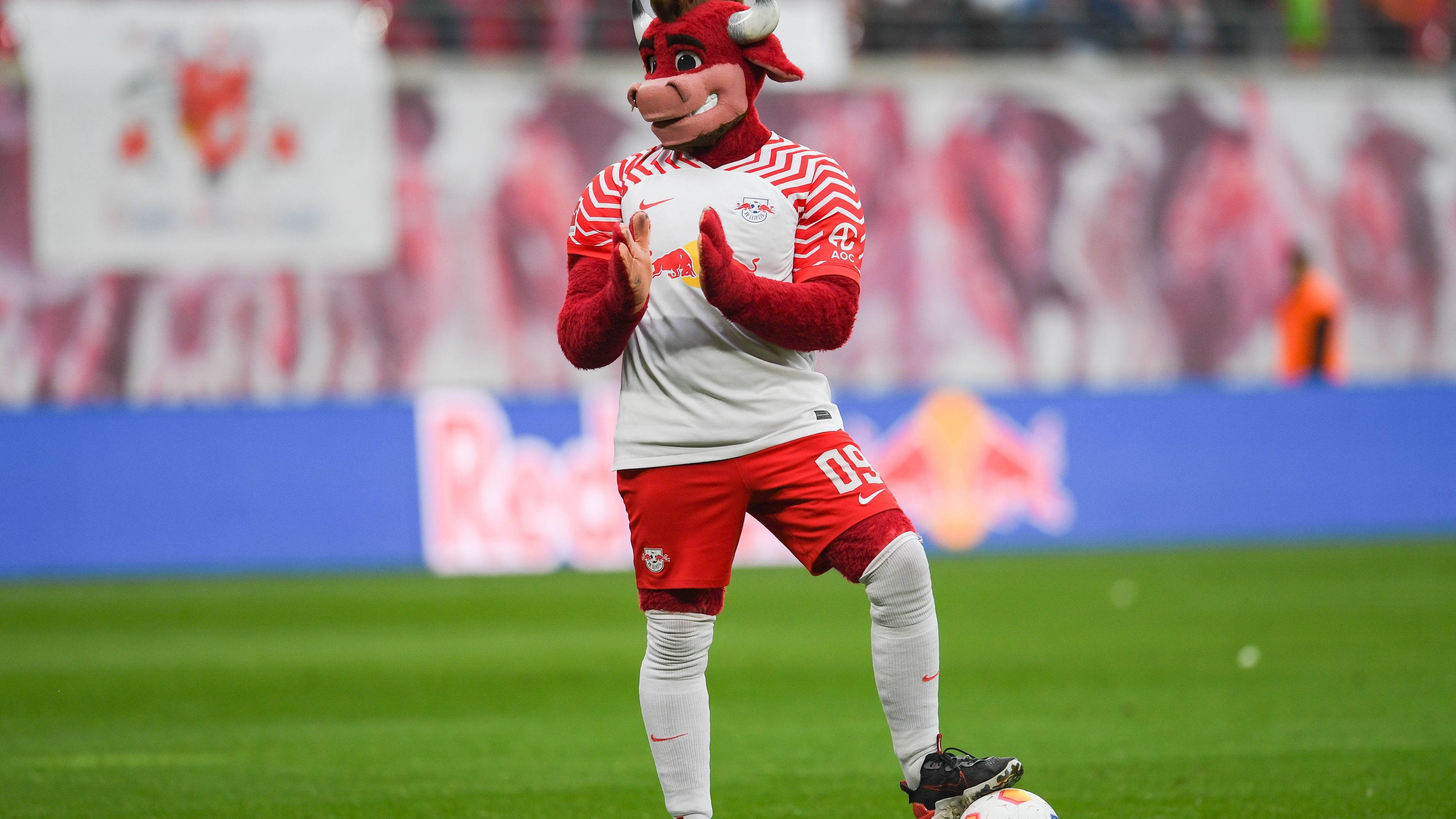 <strong>RB Leipzig:</strong> <strong>Bulli</strong><br>Seit 2011 ist der muskulöse Bulle der tierische Begleiter der Sachsen. Der RB-Glücksbringer will laut eigener Aussage kleine und große Fußballfans glücklich machen.