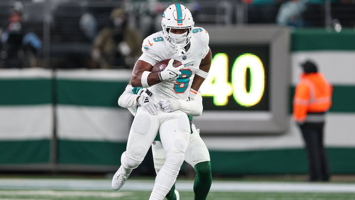 NFL, American Football Herren, USA Miami Dolphins at New York Jets Jan 5, 2025; East Rutherford, New Jersey, USA; Miami Dolphins tight end Jonnu Smith (9) fights for yards during the second half ag...