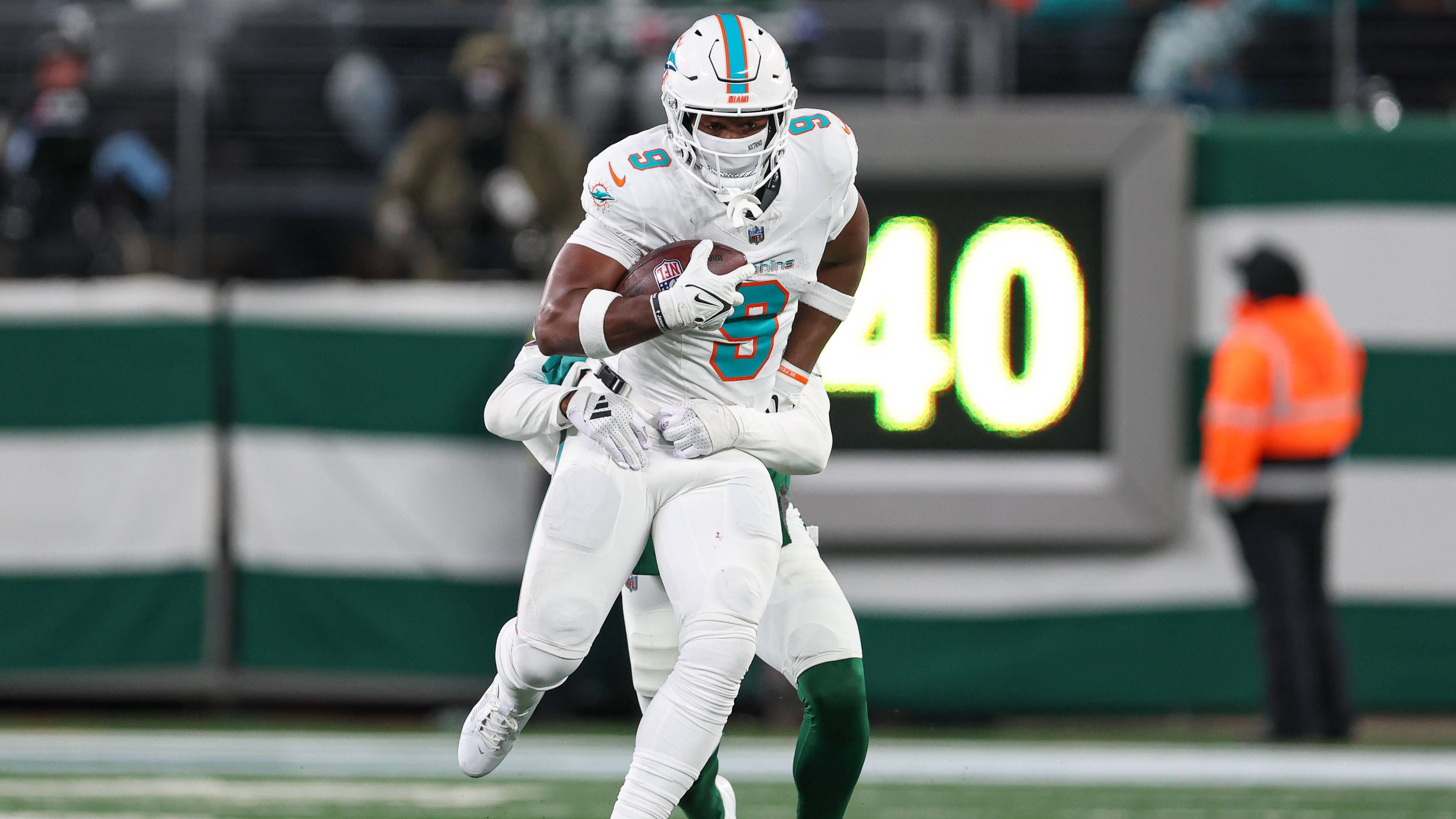 <em><strong>Jonnu Smith (Miami Dolphins)</strong><br>Verlässt Tight End Jonnu Smith die Miami Dolphins? "Jonnu würde gerne in Miami bleiben", sagte sein Berater Drew Rosenhaus kürzlich. Allerdings würde Smith auch gerne, so berichtet es "ESPN", nach seiner Pro-Bowl-Saison 2024 einen neuen Vertrag haben. Die Pittsburgh Steelers sind demnach an einem Trade interessiert, sollten sich Smith und die Dolphins nicht über eine Ausdehnung seines Vertrags einigen können.</em>