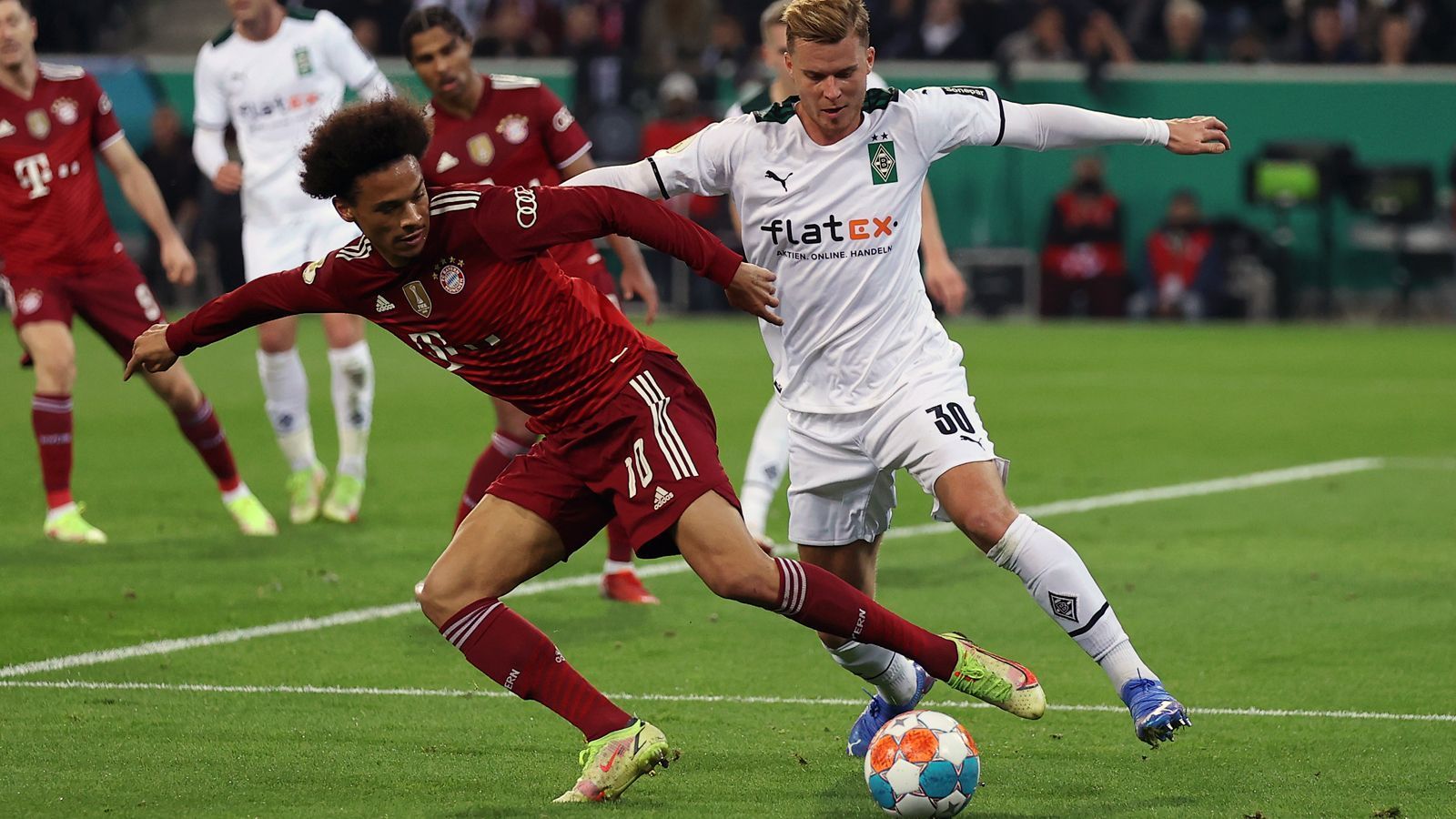 
                <strong>Leroy Sane</strong><br>
                Immer wieder offensiv bemüht, reiht sich beim Flügelspieler ohne wirkliche Unterstützung gegen Gladbachs Pressingmaschine wie seine Kollegen lange Ballverlust an Ballverlust. Kurz vor der Pause nach starkem Pass frei vor dem Gladbacher Tor. Gegenspieler Scully kann ihn aber noch entscheidend vor dem wahrscheinlichen Anschlusstreffer behindern.ran-Note: 4
              