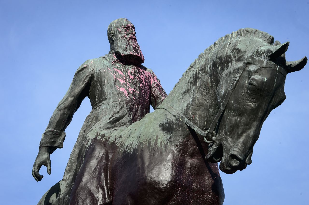 In Belgien haben Aktivisten das Denkmal des früheren Königs Leopold II. (1835–1909) mit pinker Farbe beschmiert. Nachdem ein Denkmal in Antwerpen nach Protesten bereits entfernt wurde, fordern Kritiker auch die Beseitigung dieser Statue. König Leopold II. hatte im Kongo ein Kolonial-Regime errichtet, das als eines der gewalttätigsten der Geschichte gilt.